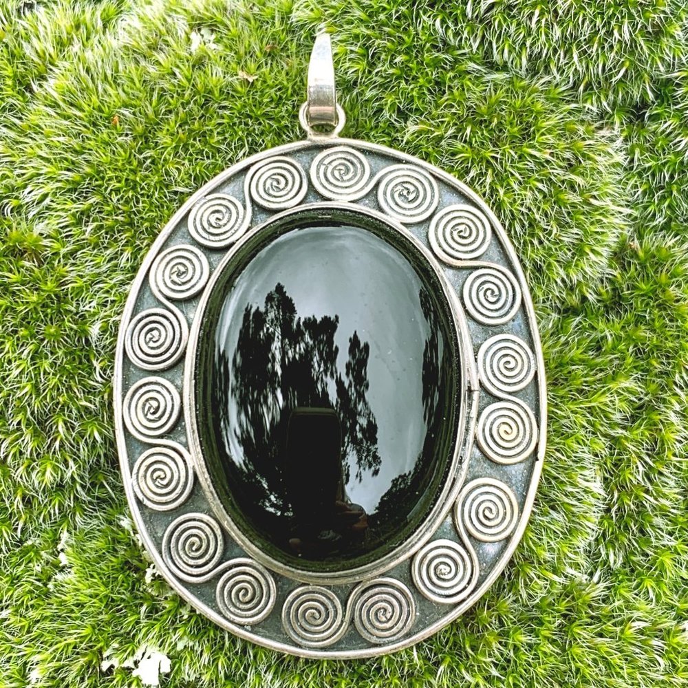 Costume medallion "onyx and silver" tones